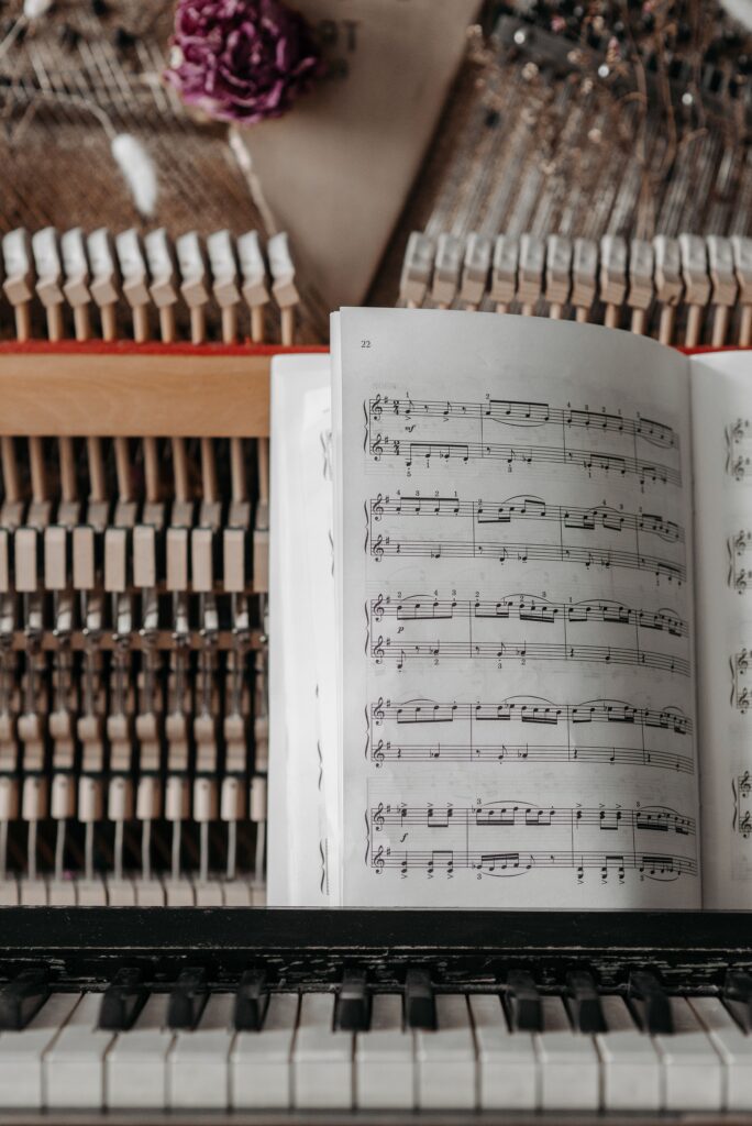 Apprendre Vertical shot of piano strings and sheet music, highlighting musical harmony.